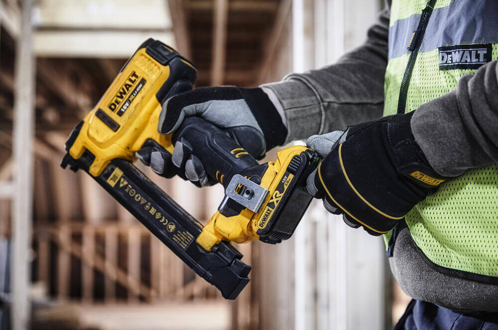 ������� ������������� �������������� DeWALT DCN701D2 