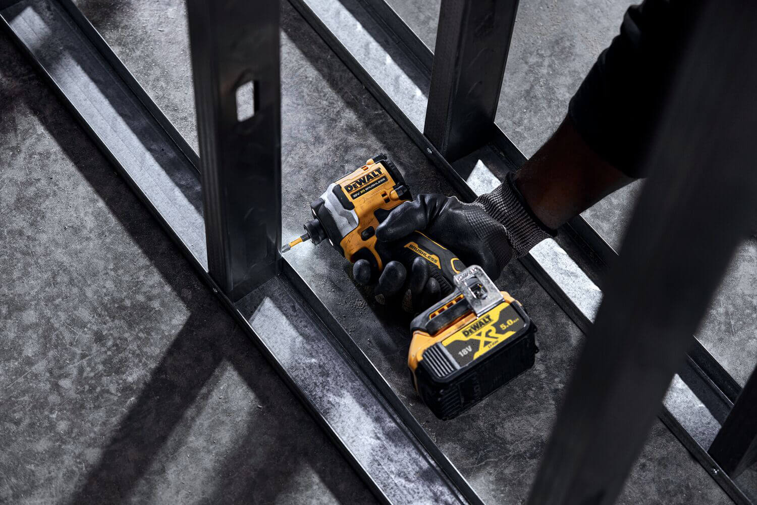 ���������� ������� �������������� ����������� DeWALT DCF850P2T 
