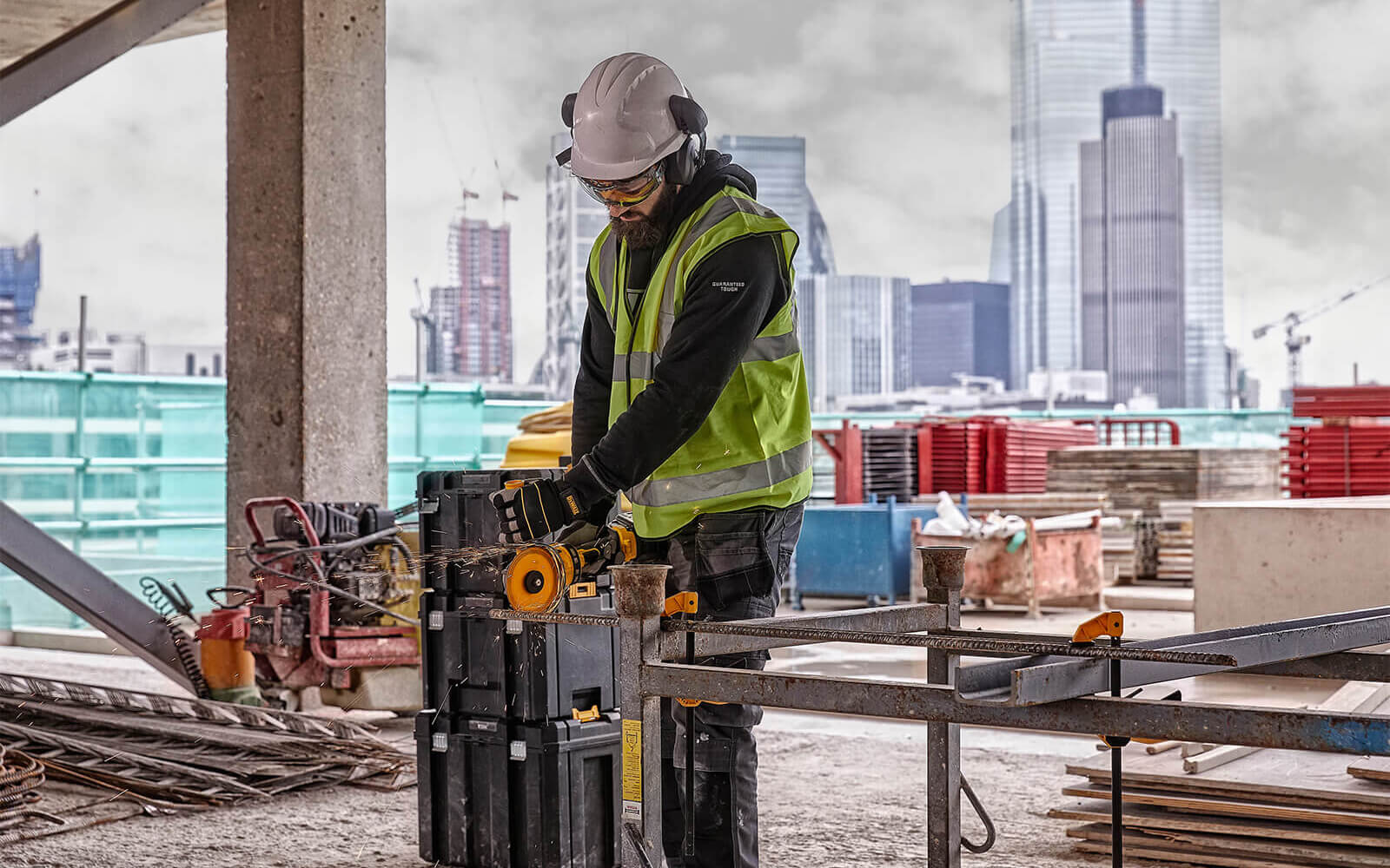 ���������� ������� - �������� �������������� ����������� DeWALT DCG418NT 