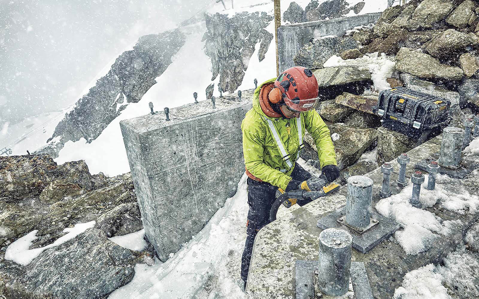 ���������� ������� - �������� �������������� DeWALT DCG418N 