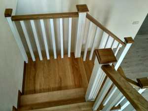 Лестница с деревянными перилами любой сложности